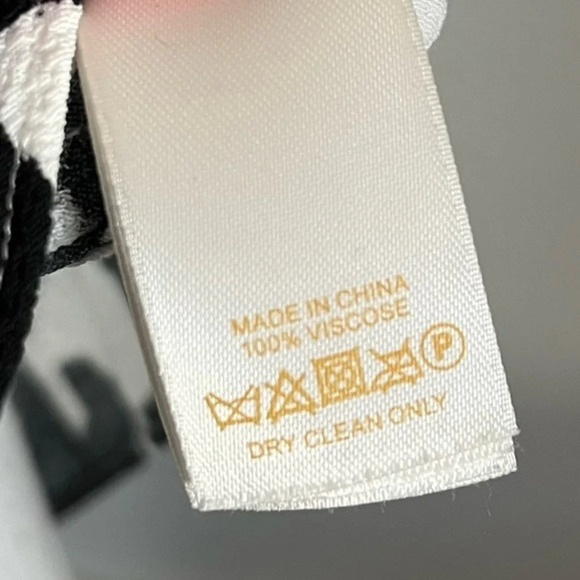 Kate Spade • Black White Leafy Floral Cap Sleeve Blouse - Picture 3 of 5